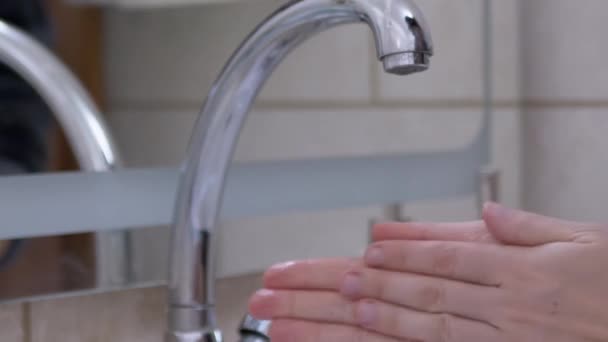 Femme allume le robinet d'eau et se lave les mains savon liquide avec de la mousse. Flou. Zoom — Video