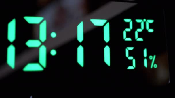 Hora do Relógio Eletrônico. Dial verde com iluminação de néon cintilante. Relógio Led. 4K — Vídeo de Stock