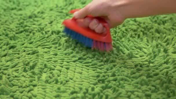 Женская чистка рук щетка зеленый ковер микроволокна с мягкой кучей на полу — стоковое видео