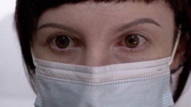 Maskeli Kız Kırmızı Dönüyor, Kanlı Gözler. Viral konjonktivit. Büyüt