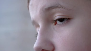 Güzel Kalın, Uzun Kirpikli Çocuk Gözlerini Açıyor ve Kapıyor. Yan Görünüm. 4K.