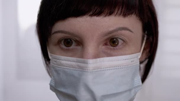 マスクの少女は赤、血の目を回転します。ウイルス性結膜炎.4K — ストック動画