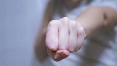 Genç Kız Dövüş Sanatları, Karate, Boks, Evde Tek Dövüş. 4K