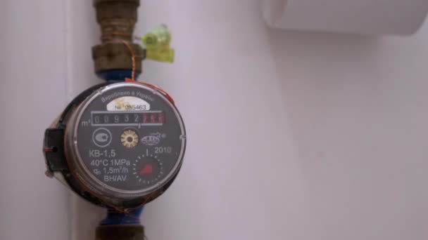 Watermeter voor meetinstrumenten die worden gebruikt in loodgietersinstallaties. 4K. — Stockvideo