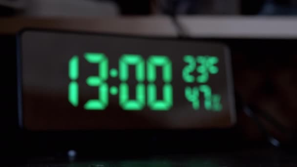 Tid på Electronic Clock. Grønn tast med Shimmering Neon-belysning. Ledevakt. 4K – stockvideo