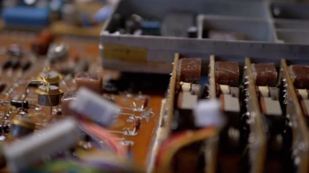 Veel oude borden met radiocomponenten, transistors, chips, weerstanden, condensator — Stockvideo