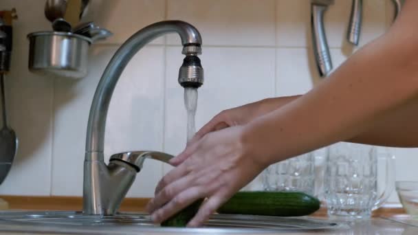 Woman Turns on a Tap, Πλένει Αγγούρι, Μπανάνες, Μήλο σε νεροχύτη, Απενεργοποιεί Νερό — Αρχείο Βίντεο