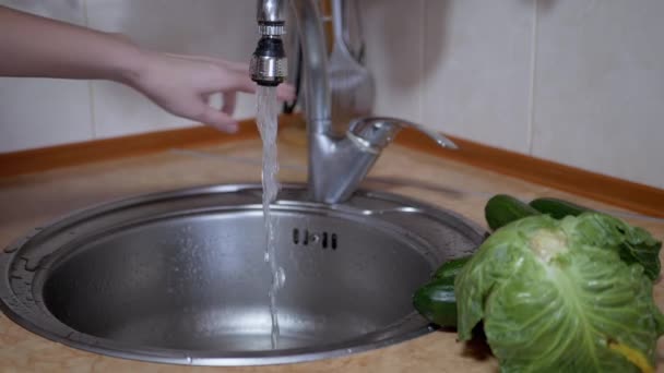 Kobieta myte warzywa w zlewie pod strumieniem wody, Wyłącz wodę — Wideo stockowe