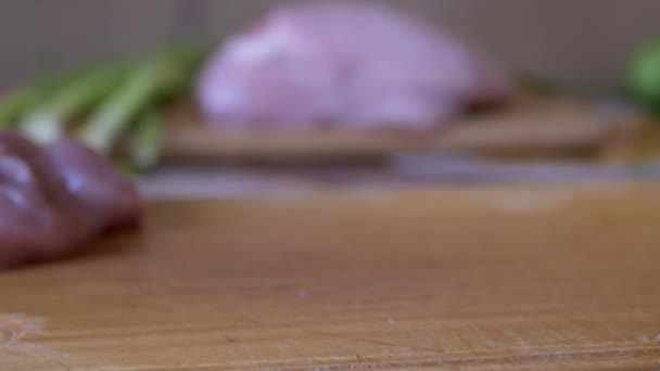 Pièce de viande de porc crue fraîche jetée sur une planche à découper. Côtelettes, Steak. 4K — Video