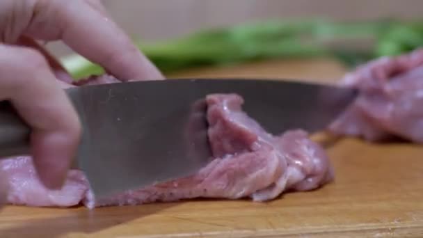 Surowe mięso wieprzowe z ostrym nożem na desce do cięcia drewna. 4K — Wideo stockowe
