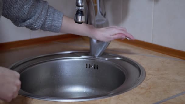 A nő kezet mos egy erős folyóvíz alatt, kikapcsolja a csapot. Csobbanás — Stock videók