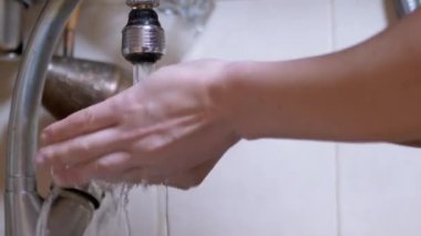 Kadın, Güçlü Akan Su Irmağı Altında Elleri Yıkar, Musluğu Kapar. Sıçrama