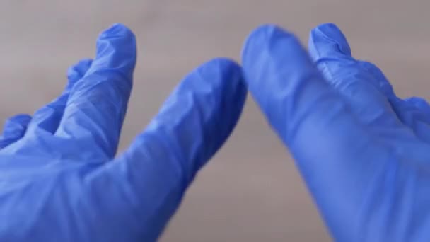 Doctor, enfermera, demuestra las manos en látex, guantes azules de nitrilo. Brazos femeninos. 4K — Vídeos de Stock