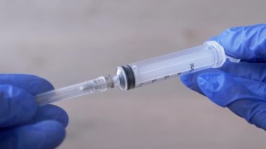 Hemşire Elleri Latex Nitrile Mavi Eldiven Şırıngası Tutuyor. 4K