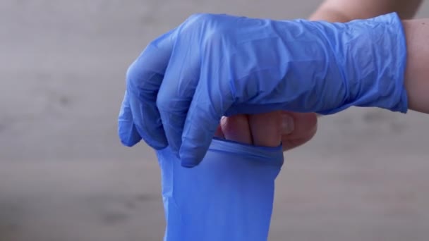 Doutor, Enfermeira Clothe on Hands in Latex, Luvas azuis nitrilo. Braços femininos. 4K — Vídeo de Stock