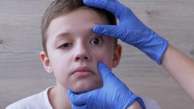 Lateks Nitrile Eldivenleri 'nde çocuk doktoru. Göz, Diş, Bir Çocuğun Ağzı.