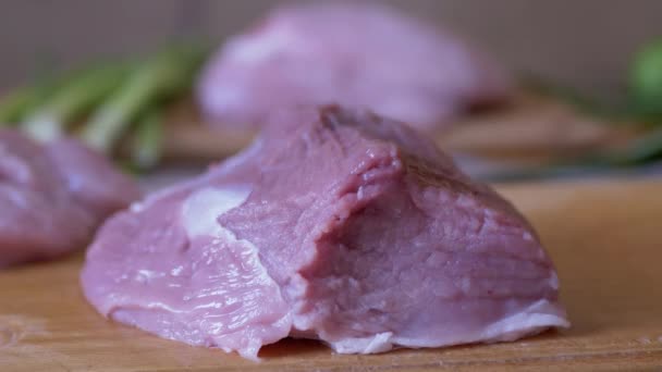 Kousek čerstvého syrového vepřového masa hodil na porcovací prkno. Chops, Steak. 4K — Stock video