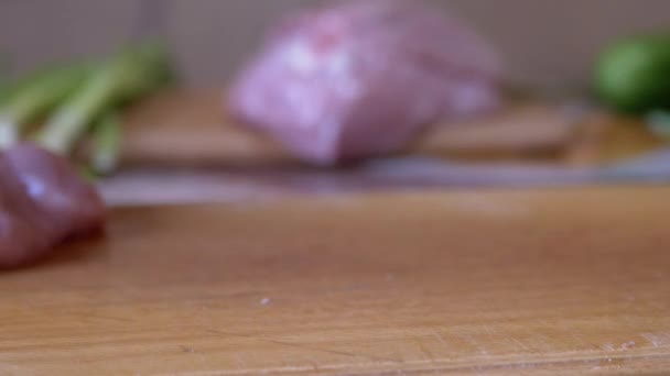 Pièce de viande de porc crue fraîche jetée sur une planche à découper. Côtelettes, Steak. 4K — Video