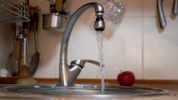 La mano femenina cierra el grifo de agua con fugas. Mujer golpea el grifo con los dedos. De cerca. — Vídeos de Stock