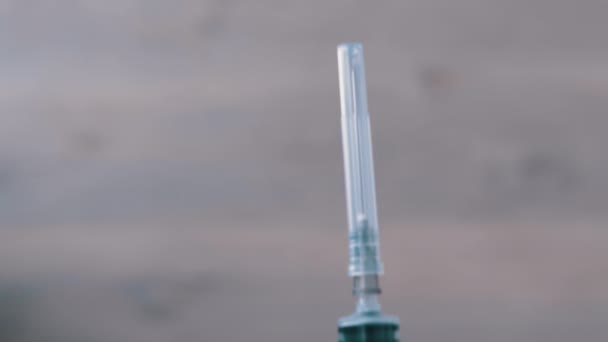 Pielęgniarki trzymające strzykawkę z iniekcją w lateksowych niebieskich rękawiczkach z nitrylem. 4K — Wideo stockowe