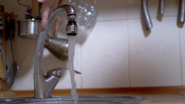 Женщина моет руки под сильным ручьем текущей воды, закрывает кран. Утечка. 4K — стоковое видео