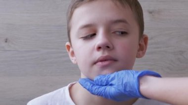 Doktor, KBB, Lateks Nitrile Eldivenleri 'nde Pediyatrist Bir Çocuğun Ağız Deliği Testi