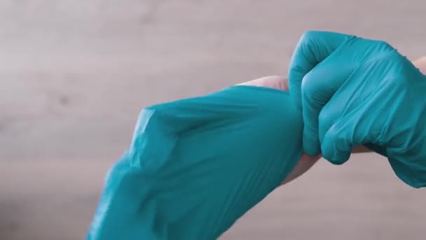Doktor, sestra Clothe na rukou v latexu, Nitrilové modré rukavice. Ženské paže. 4K — Stock video