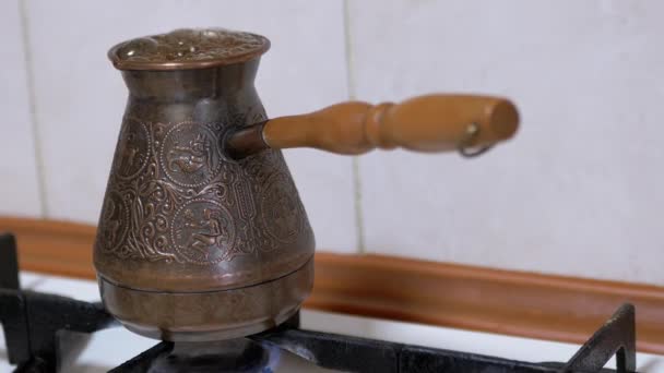 在煤气炉上的铜土耳其烤箱中配制土耳其咖啡.变焦 — 图库视频影像