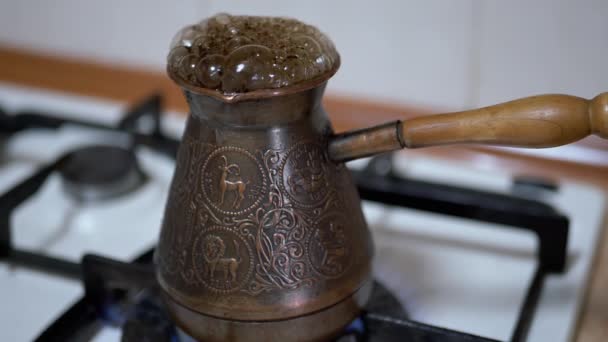 Изготовление турецкого кофе в медном турке на газовой плите. Медленное движение — стоковое видео