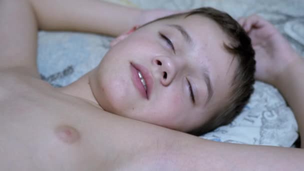 Сплячий, 12-річний підліток, у ліжку спить, коли вмикається світло. 4K — стокове відео