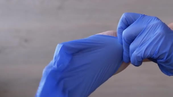 Γιατρέ, Νοσοκόμα Clothe on Hands in Latex, Nitrile Blue Gloves. Γυναικεία χέρια. 4K — Αρχείο Βίντεο