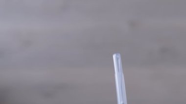 Hemşire Elleri Latex Nitrile Mavi Eldiven Şırıngası Tutuyor. 4K