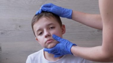 Doktor Otolaryngologist Kulaklarını Temizliyor, Kulak Kanalı Pamuklu Pamuklu Bir Çocuğun. 4K
