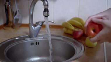 Kadın musluğu açar, olgunlaşır, lavabodaki kırmızı elma suyu kapatır. 180 fps