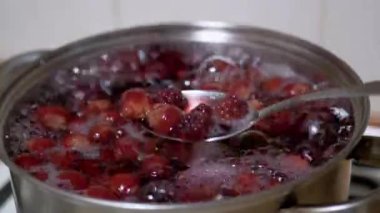Pişirme Kompote, Donmuş Kirazlardan Punch, Ev Mutfağı 'nda Blackberry. 4K