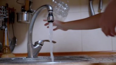 Kadın, Güçlü Akan Su Irmağı Altında Elleri Yıkar, Musluğu Kapar. Sıçrama