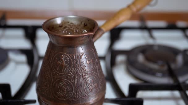 Пивоварение турецкого кофе в медном турке на газовой плите. Медленное движение — стоковое видео