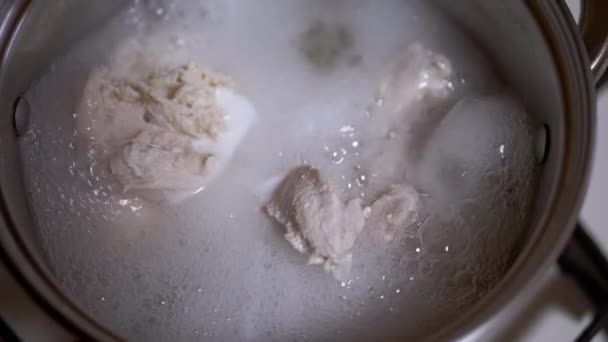 Filetti di pollo bollenti per brodo in una casseruola su una stufa a gas. Rallentatore — Video Stock