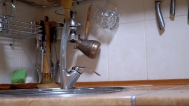 Su Damlaları Mutfak Musluğu 'ndan ya da Karıştırıcı' dan Sink 'e akıyor. İç Mutfak.