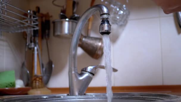 La mujer lava las manos bajo una fuerte corriente de agua corriente, cierra el grifo. Fuga. 4K — Vídeos de Stock