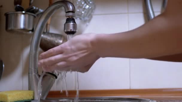 Женщина моет руки под сильным ручьем текущей воды, выключает кран. Сплэш — стоковое видео