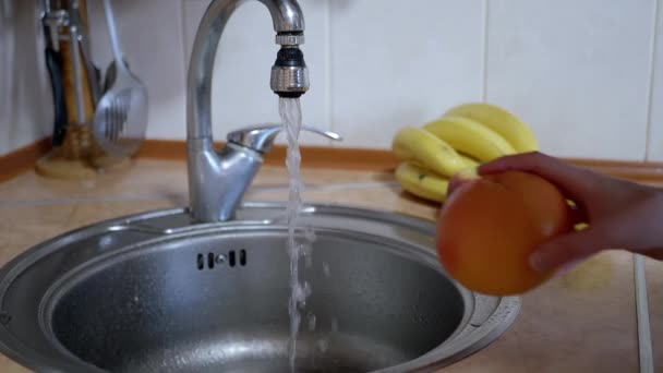 Weibliche Wäsche reif, orange, Grapefruit, mit fließendem Wasser aus dem Wasserhahn. 180 fps — Stockvideo