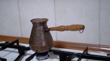 Bakır Türk 'ün içinde Türk kahvesi yapıyorum. Gaz ocağında. Yavaş çekim