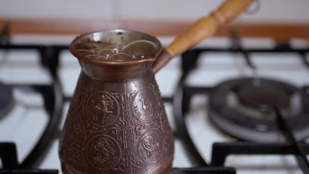 Preparazione di caffè turco macinato in un Turco di rame su una stufa a gas. Rallentatore — Video Stock