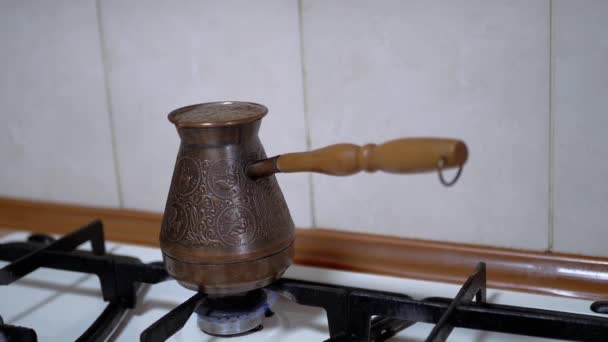 Fazendo café turco moído em um turco de cobre em um fogão a gás. Movimento lento — Vídeo de Stock