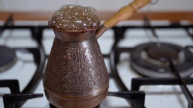 Benzin ocağında Türk kahvesini bakır bir Türk 'le hazırlıyorum. Yavaş çekim