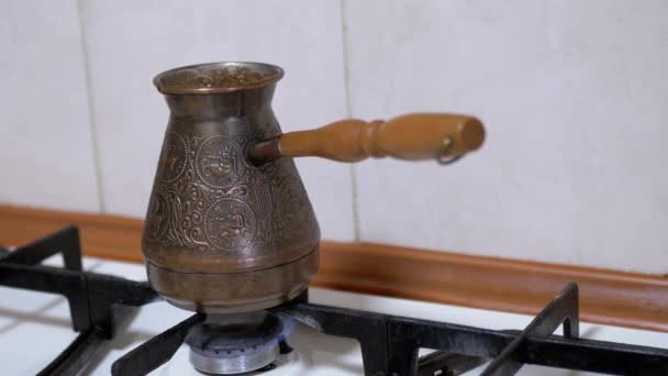 Preparación de café turco molido en un turco de cobre en una estufa de gas. 4K — Vídeo de stock