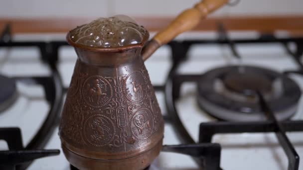 Brewing Ground café turco em um turco de cobre em um fogão a gás. Movimento lento — Vídeo de Stock