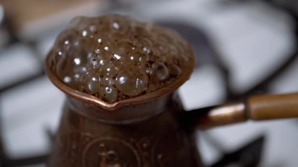 Preparando café turco moído em um turco de cobre em um fogão a gás. Movimento lento — Vídeo de Stock