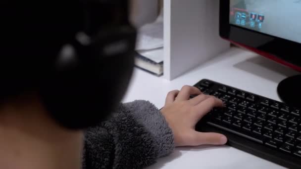 Juguetero adolescente en auriculares, sentarse en sillón, Jugar videojuegos en la computadora — Vídeos de Stock